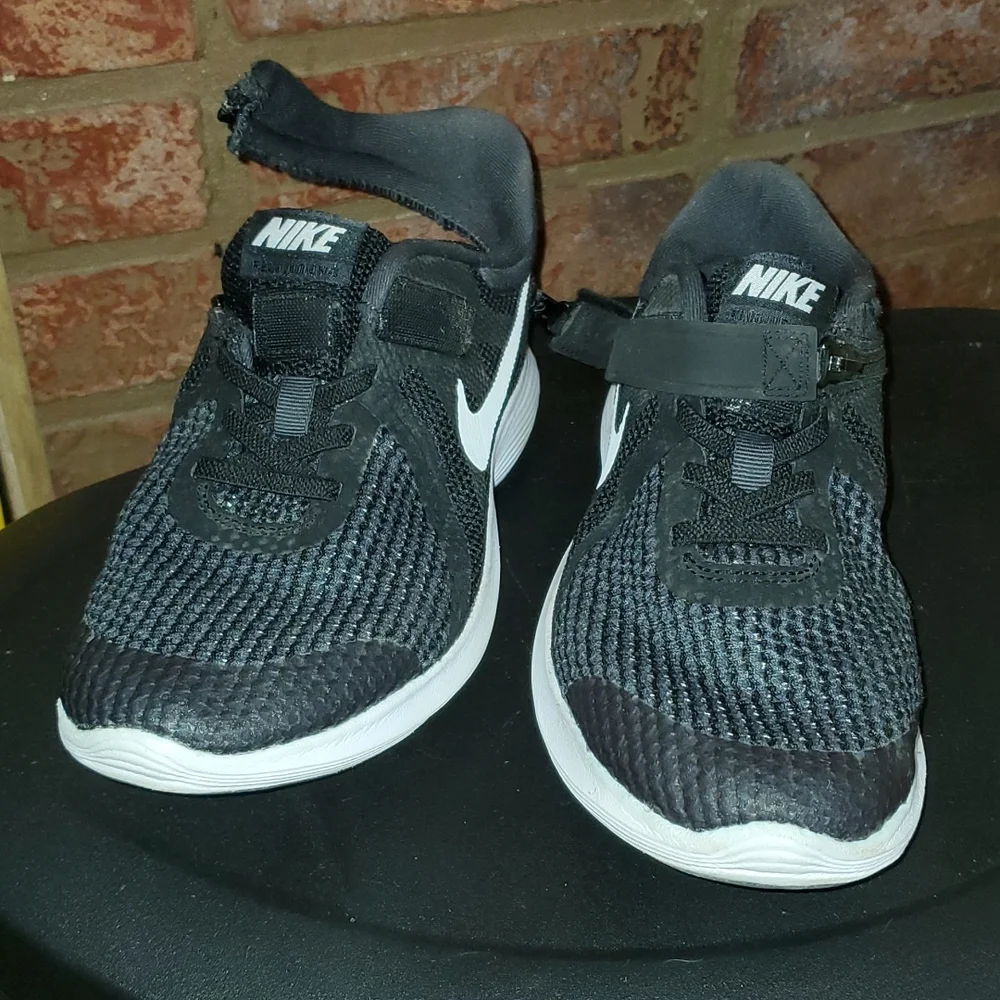 Nike Revolution Kids Running Shoes Size  4